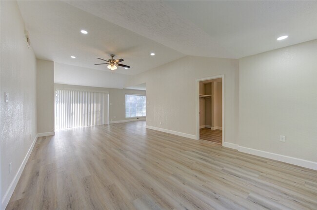 Foto del edificio - 4706 Kingussie Dr