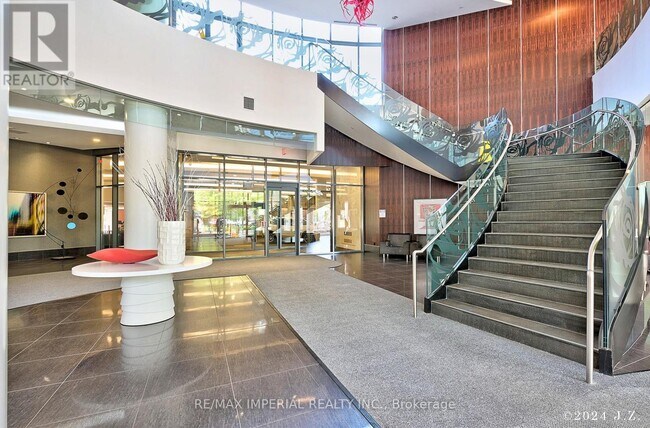 Building Photo - 5162-5162 Yonge St