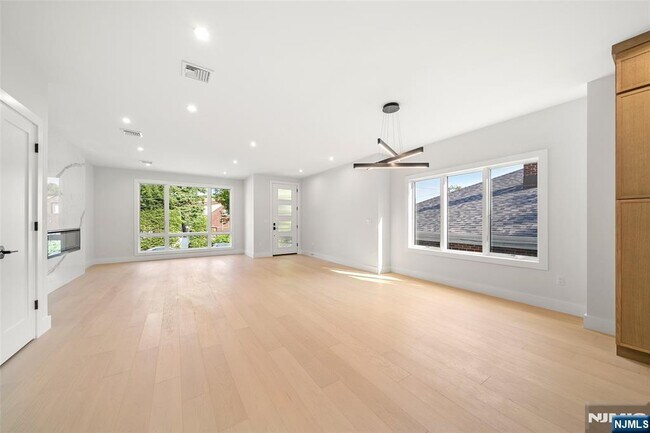 Building Photo - 450 N 10th St