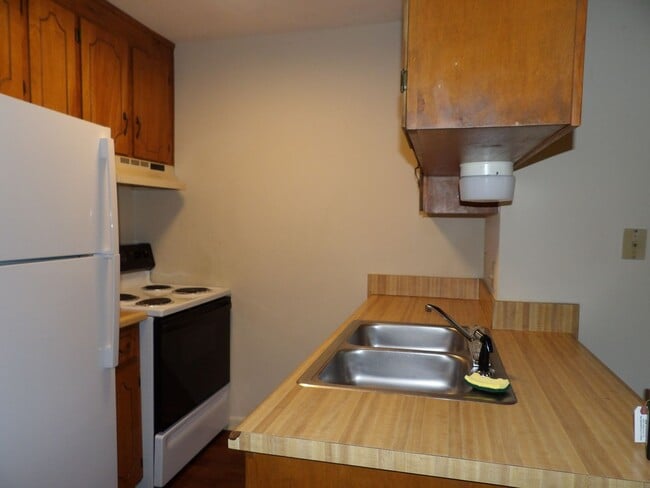Building Photo - Rolling Meadows Apartments and Townhouses,...