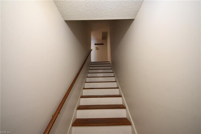 Building Photo - 20 Academy Ln