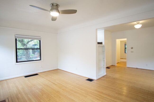 Building Photo - Rare Availability: Fabulous NW 2-Bedroom w...