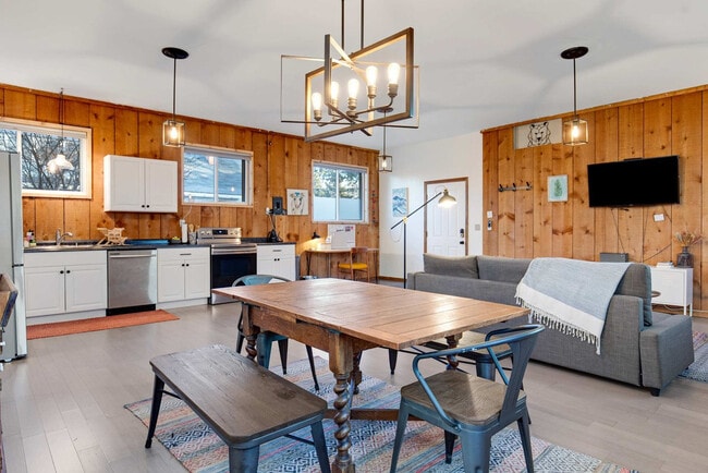 Building Photo - 4403 W Alpine St