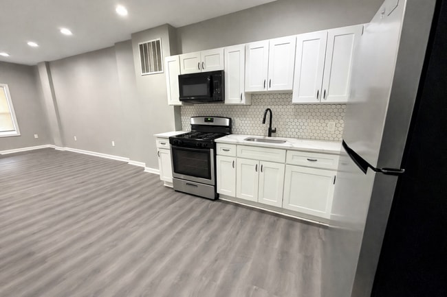 Building Photo - Beautiful 2BR + Den Home with 2 Baths, Modern Kitchen & Central AC