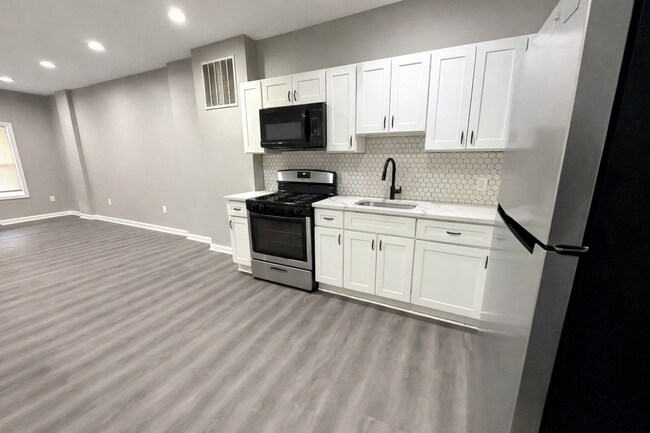 Foto del edificio - Beautiful 2BR + Den Home with 2 Baths, Modern Kitchen & Central AC