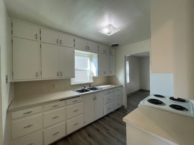 Building Photo - Price Reduced, available on a 6-month leas...