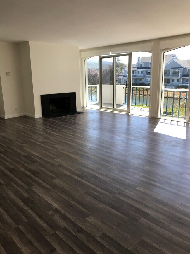 Foto del edificio - 5221 Shelter Bay Ave