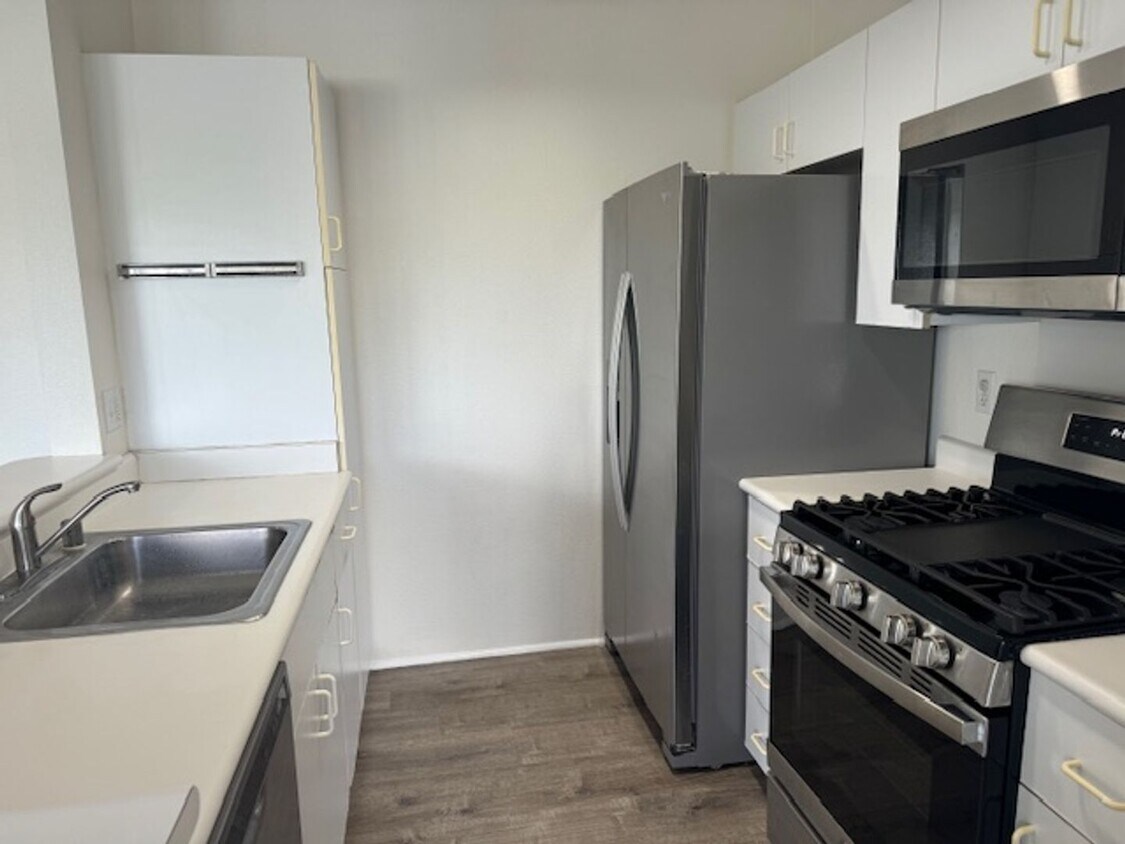 Primary Photo - Sunrise Townhouse Available Now