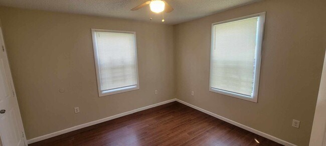 Building Photo - Well Kept 5 bedroom Single Family Home