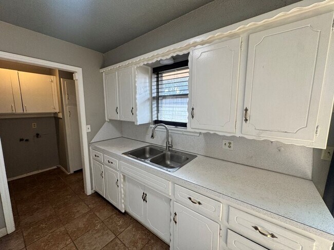 Building Photo - 2 bed , 1 and a 1/2 bath, garage conversion with two living rooms and a storage space! Moore scho...