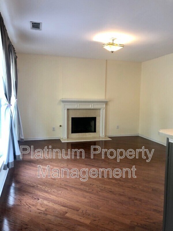 Foto del edificio - 3335 Woodside Ct
