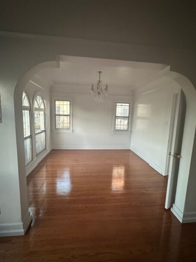 Foto del edificio - 1156 W 65th St