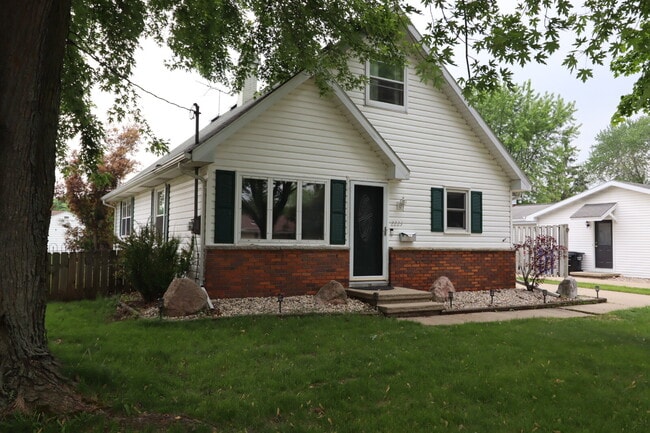 Building Photo - "Spacious 4-Bedroom 2 Bath with Finished B...