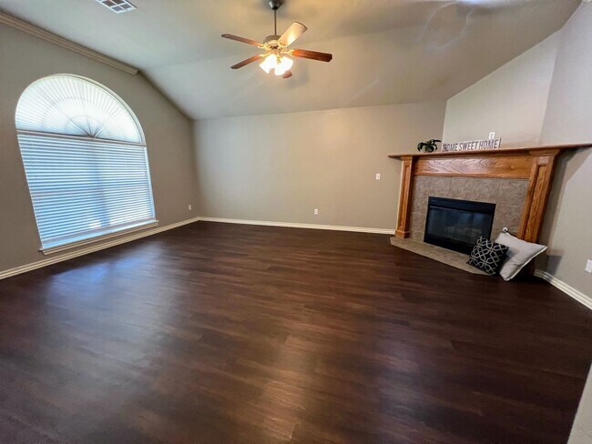 Building Photo - Available Now! Wonderful Rental Home in Sy...