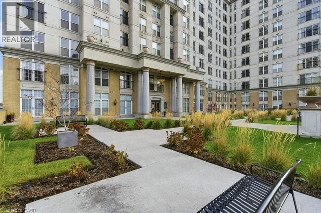 Building Photo - 135 James St S