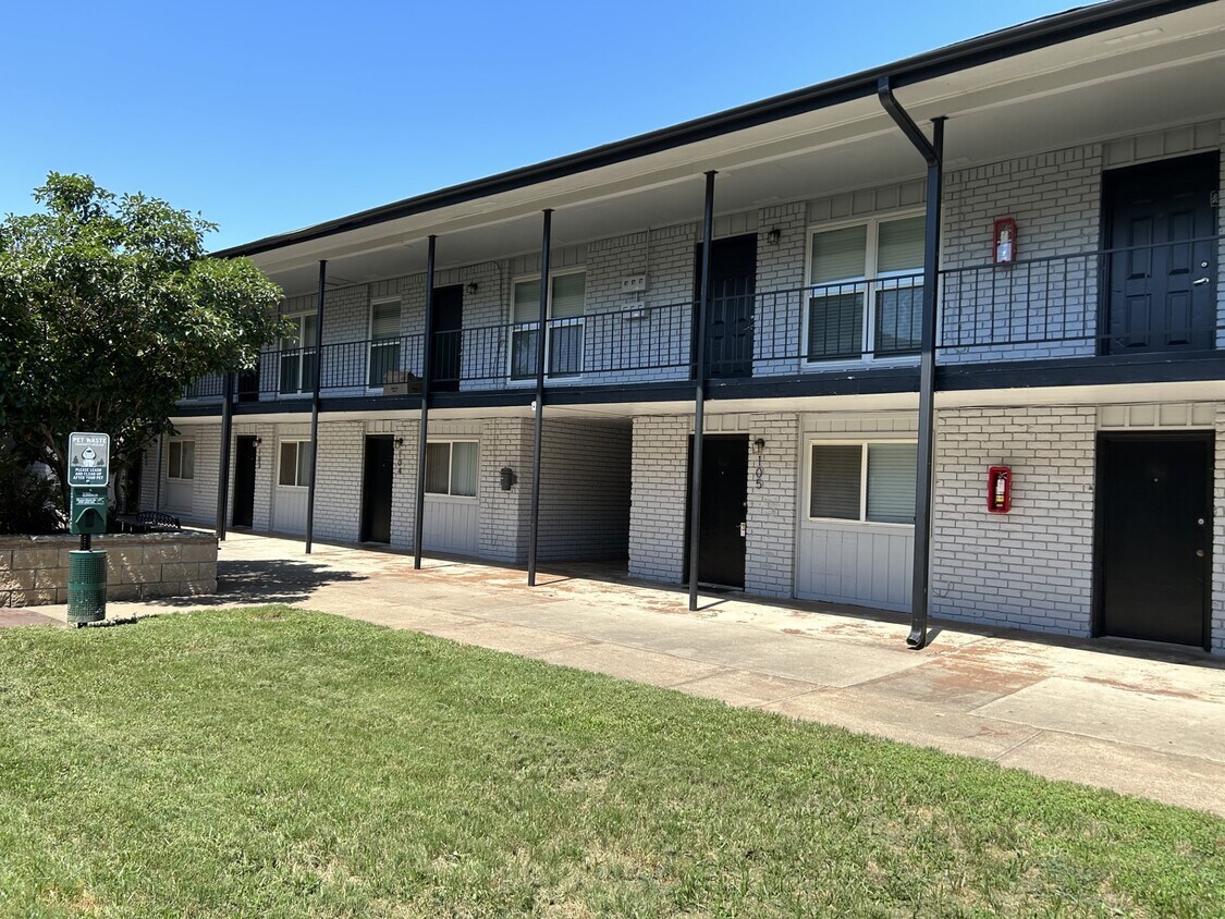 Tuscany Square Apartments 1500 W Lovers Ln Arlington, TX Apartments for Rent in Arlington