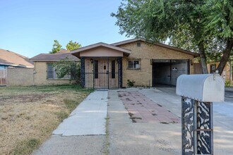 Building Photo - 2115 Mier St