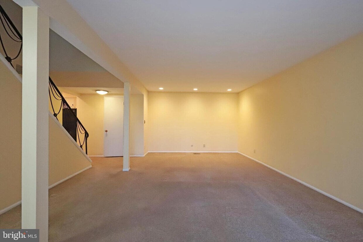 166 E Kenilworth Cir, Newtown Square, PA 19073 Townhome Rentals in