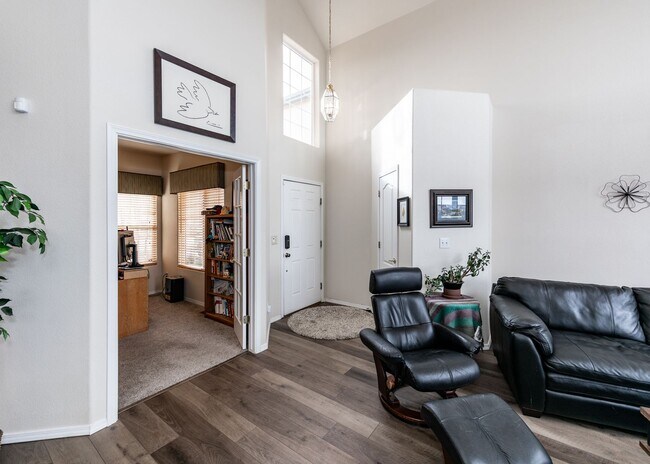 Building Photo - Gorgeous 4 Bedroom Townhome at Sonnet Spri...