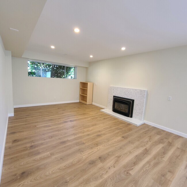 Building Photo - 605 Foress Dr