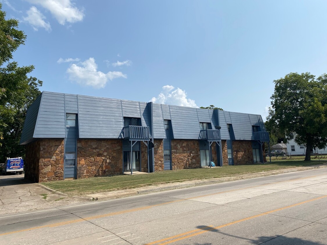 View of Apartments from Washington St - 806 N Washington St