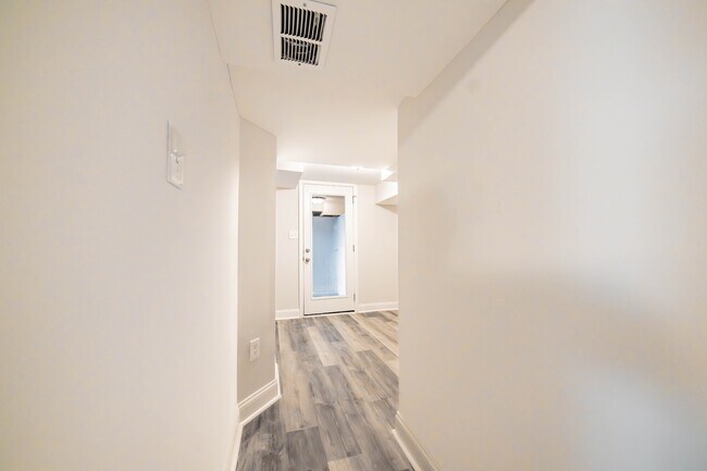 Foto del edificio - 5748 Utrecht Rd