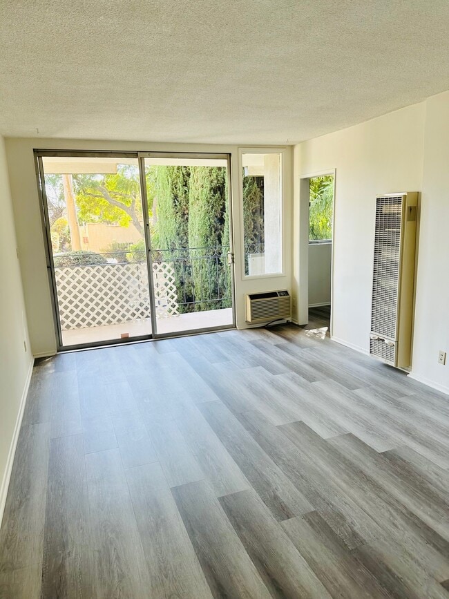 Living room - 7533 Lexington Ave