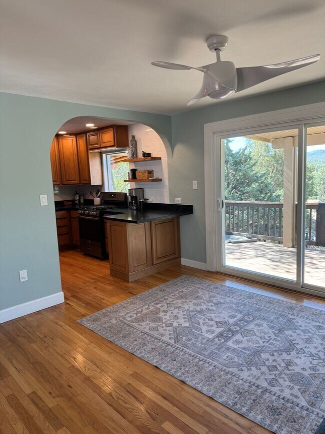 Building Photo - 837 Country Club Dr