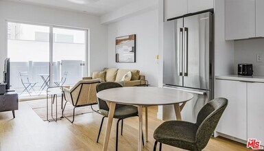 Building Photo - 1130 N Orange Dr