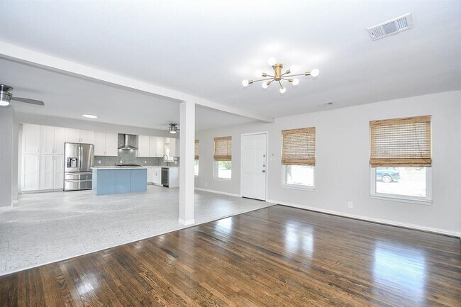 Building Photo - 7949 Ridgeview Dr