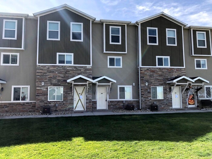 Primary Photo - 3 bed 2.5 bath Townhome in Riverton!!