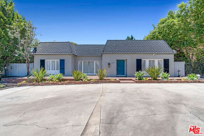 Building Photo - 621 N Bedford Dr