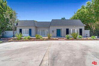 Building Photo - 621 N Bedford Dr