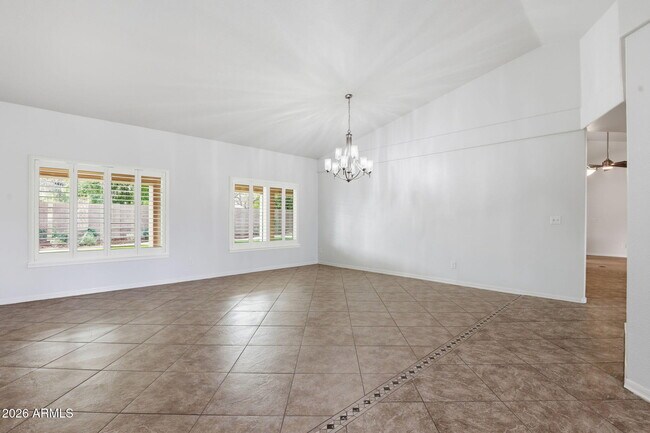 Foto del edificio - 2537 E Lupine Ave