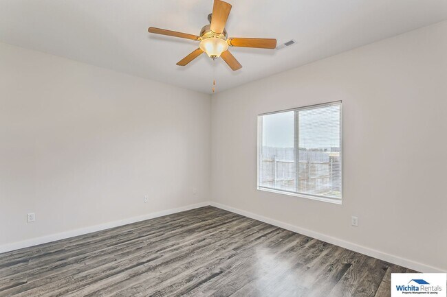 Foto del edificio - **Coming soon in May** Newer 3 bedroom 2 bath Duplex in Goddard