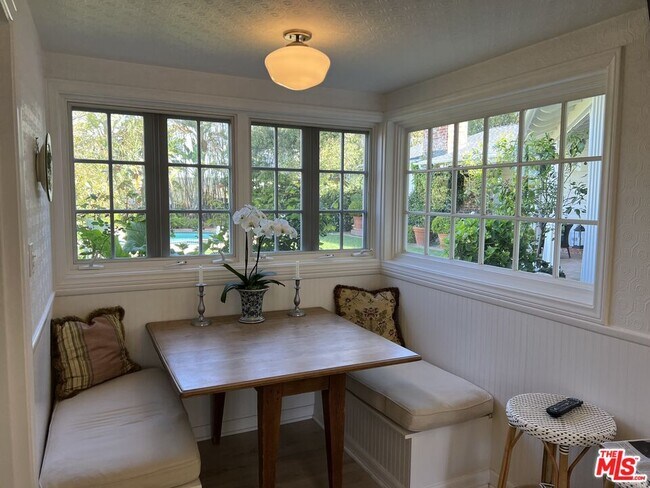 Foto del edificio - 8050 Mulholland Dr