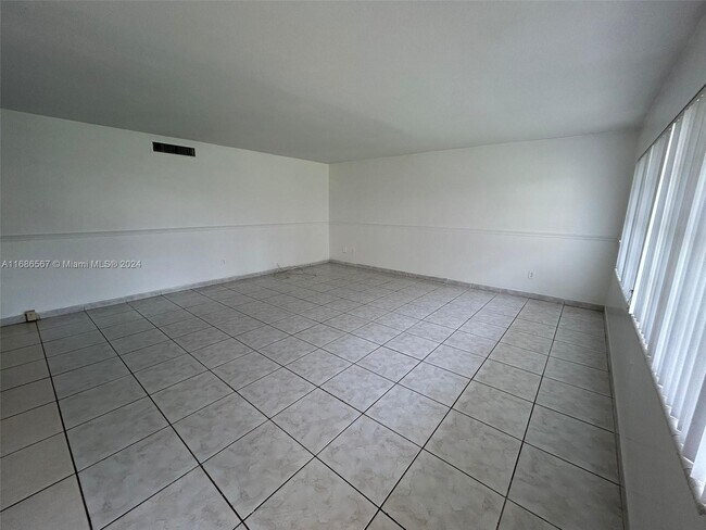 Building Photo - 11855 NE 19th Dr