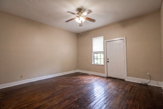 Foto del edificio - Classic Charm with Modern Updates – Spacious 4 Bedroom Rental