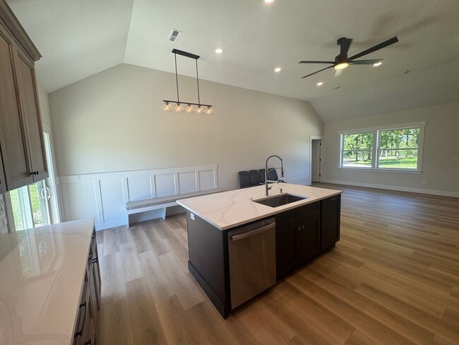 Foto del edificio - Home on 5 Private Acres with Gated Drive