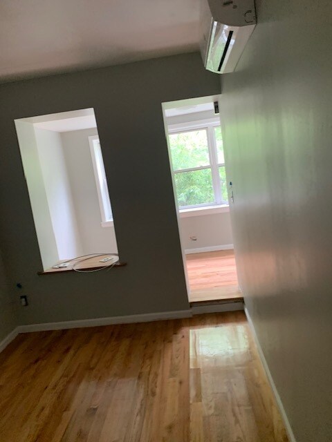 Room - 927 E 213th St