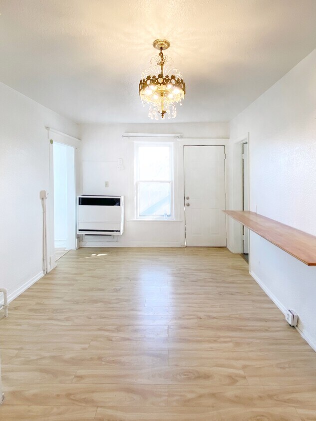 Primary Photo - 444 Roberts St