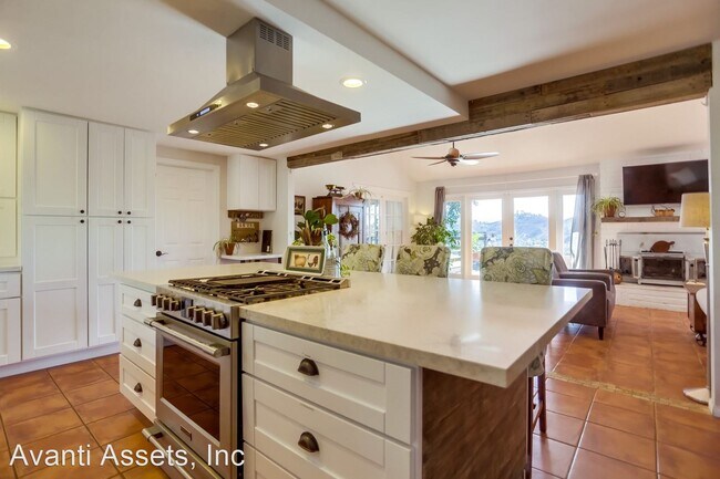 Building Photo - 4 br, 3 bath House - 3235 Solar Lane