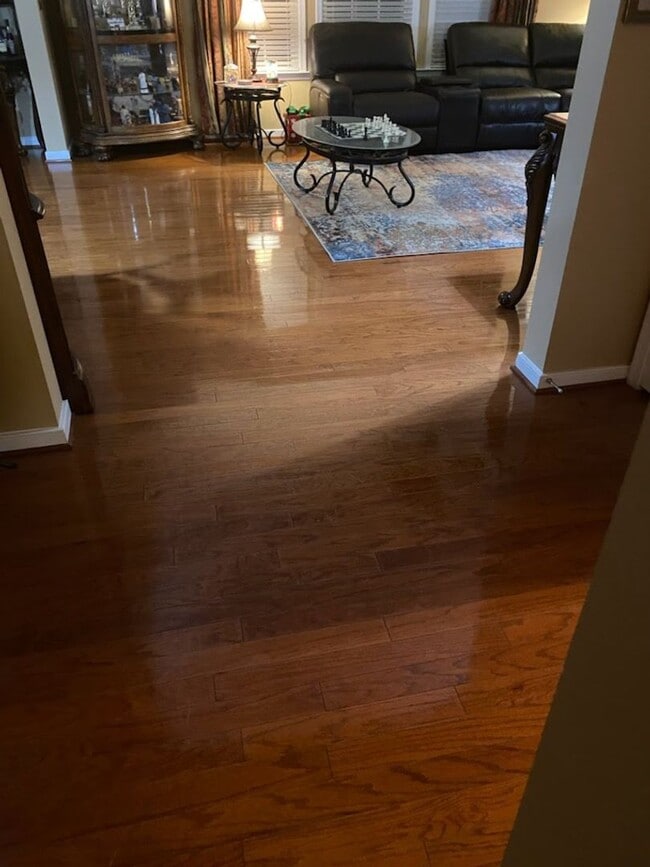 Building Photo - Charming 4-Bedroom 2.5 Bathroom Home locat...