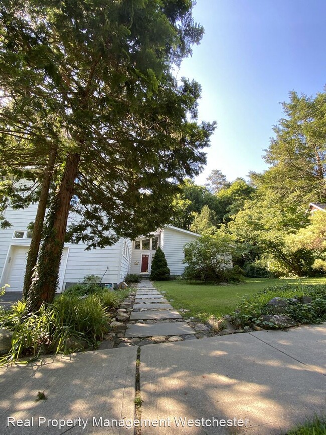 Building Photo - 4 br, 2.5 bath House - 4 Cedar Lane