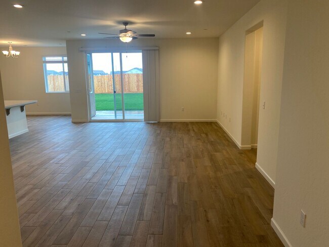 Building Photo - Newer 3 Bedroom 2 Bathroom Home in Tulare!