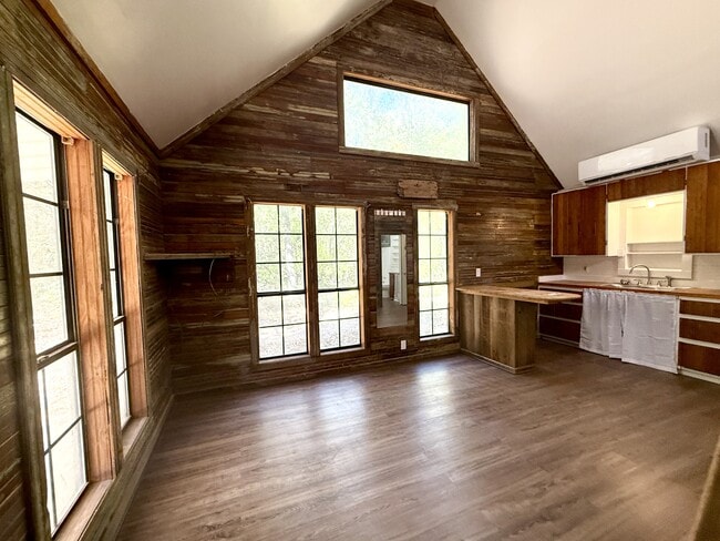 Building Photo - 535 Woodlawn Dr