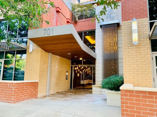 Foto del edificio - 701 Royal Ct