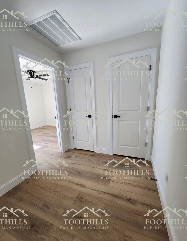 Building Photo - Quaint 2-bedroom, 2-bathroom home, short d...