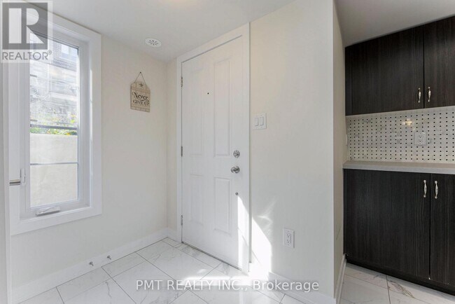 Photo du bâtiment - 2355 Sheppard Ave W