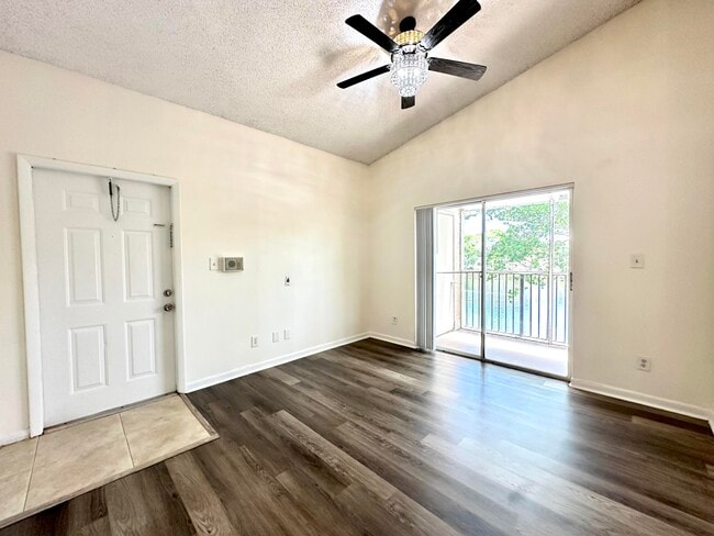 Foto del edificio - 720 Cypress Ln